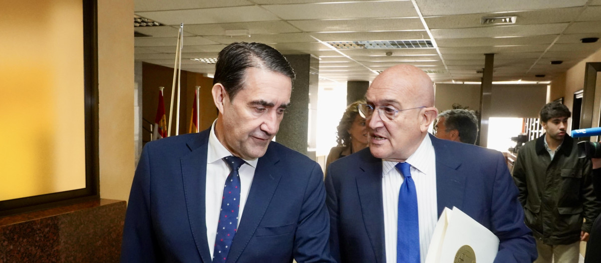 El consejero Juan Carlos Suárez-Quiñones y Jesús Julio Carnero, alcalde de Valladolid