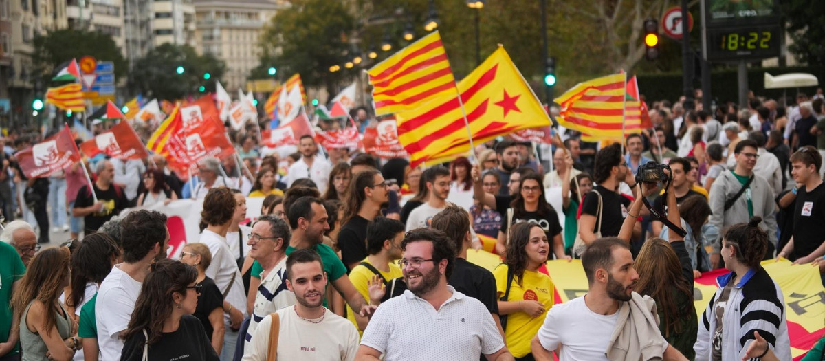 Manifestación promovida por Escola Valenciana y otras entidades para denunciar la "persecución del valenciano"