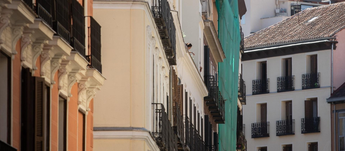 Una lona de obras en el edificio que se ha derrumbado, en la zona de Ópera, a 7 de octubre de 2025, en Madrid (España). Ocho personas han resultado heridas en el derrumbe parcial de un edificio en obras de seis plantas de la calle de las Hileras, en la zona de Ópera. Un total de once dotaciones de Bomberos del Ayuntamiento de Madrid con la Sección de Apoyo Aéreo y Sección Canina de Policía Municipal buscan a posibles desaparecidos.

Alejandro Martínez Vélez / Europa Press
07 OCTUBRE 2025;DERRUMBE;EDIFICIO;HERIDOS;DESAPARECIDOS;OBRAS
07/10/2025