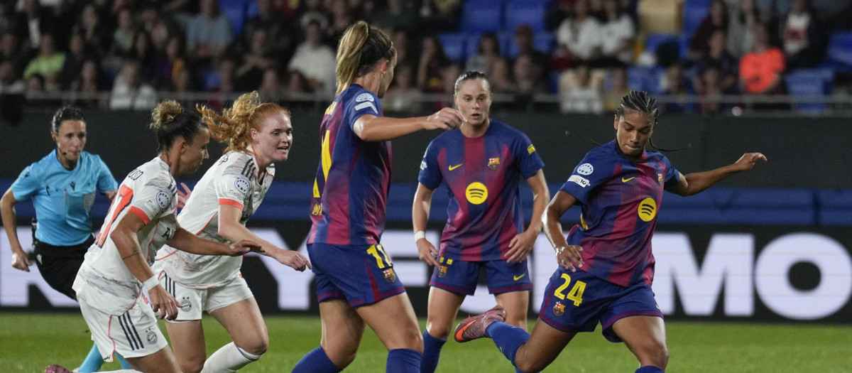 La defensa del Barcelona Esmee Brugts (d) lanza a portería durante el partido de la Liga de Campeones femenina de fútbol entre el Barcelona y el Bayern de Munich
