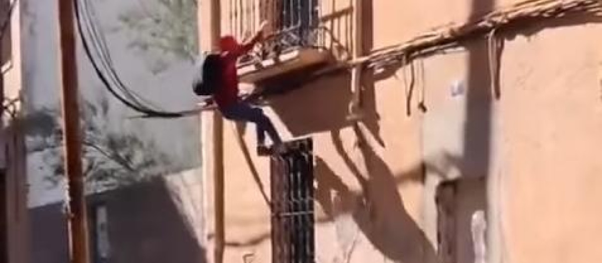 Un okupa se descuelga de la vivienda okupada, pero en la calle le espera una sorpresa...