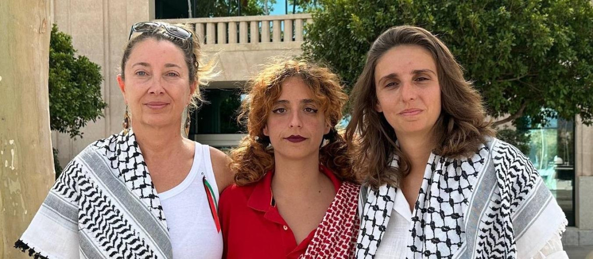 La activista Reyes Rigo, a la izquierda, acompañada por las otras dos mallorquinas integrantes de la Global Sumud Flotilla, Lucía Muñoz y Alejandra Martínez,.