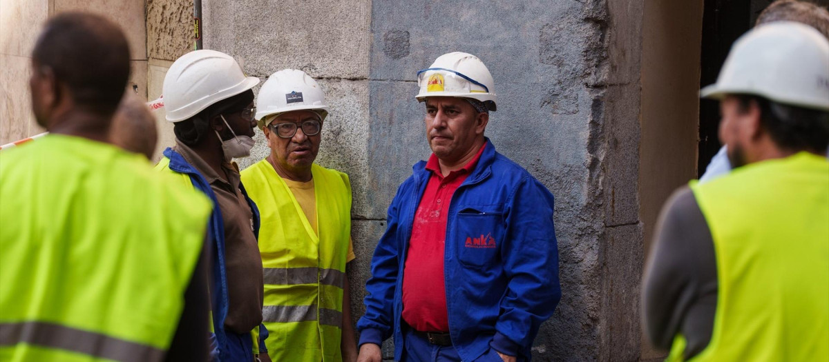 Varios obreros en las inmediaciones dónde se ha derrumbado un edificio en obras, en la zona de Ópera