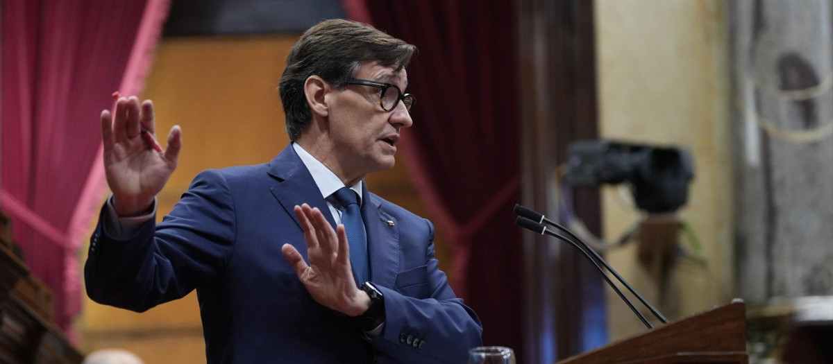 El presidente de la Generalitat, Salvador Illa, en el Parlament