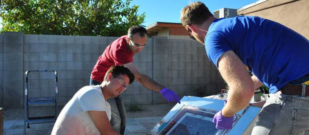 El equipo instala el recolector de agua para pruebas de campo en Arizona