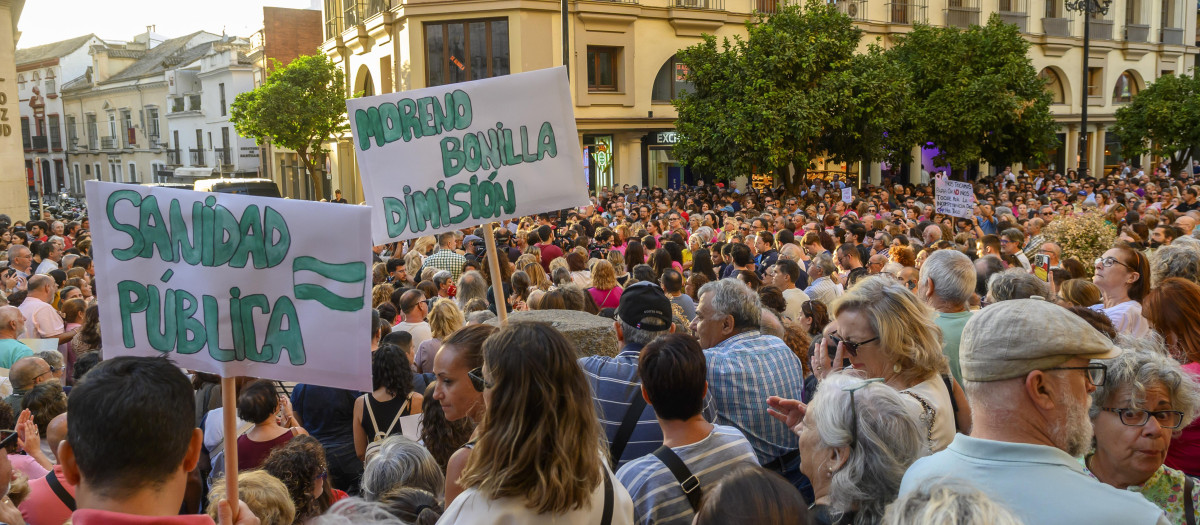 Varios miles de personas, en su mayoría mujeres, se han manifestado este miércoles ante la sede principal del Servicio Andaluz de Salud (SAS) en Sevilla, donde han defendido que sus vidas "no pueden esperar" y han denunciado "inadmisibles fallos" en el programa de cribado del cáncer de mama
