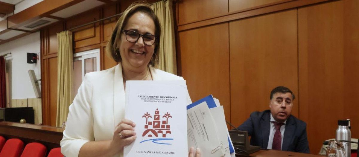Blanca Torrent, con el expediente de las ordenanzas fiscales