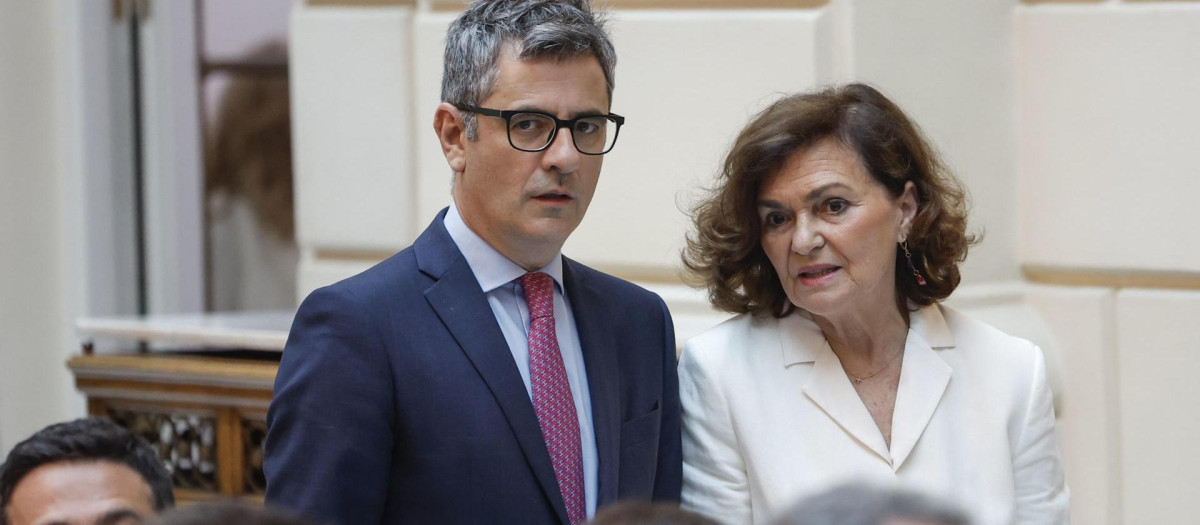 El ministro de Presidencia, Justicia y Relaciones con las Cortes, Félix Bolaños (i), y la presidenta del Consejo de Estado y exvicepresidenta del Gobierno, Carmen Calvo
