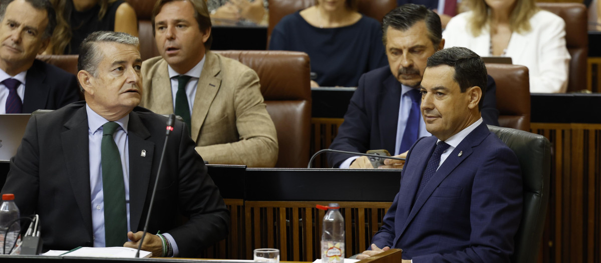 GRAFAND1092. SEVILLA, 09/10/2025.-El consejero de la Presidencia, Antonio Sanz (i), junto al presidente de la Junta de Andalucía, Juanma Moreno, durante la sesión de control al Gobierno en el Parlamento andaluz, tras anunciar este jueves a los periodistas que habrá más cambios en la organización de la Consejería de Salud y Consumo, cuya responsable Rocío Hernández dimitió este miércoles a última hora, debido a que, a su juicio, ha habido fallos en la "correa de transmisión" de información. EFE/Julio Muñoz