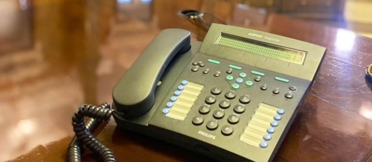 Imagen del teléfono con el que llamaran a las nuevas representantes