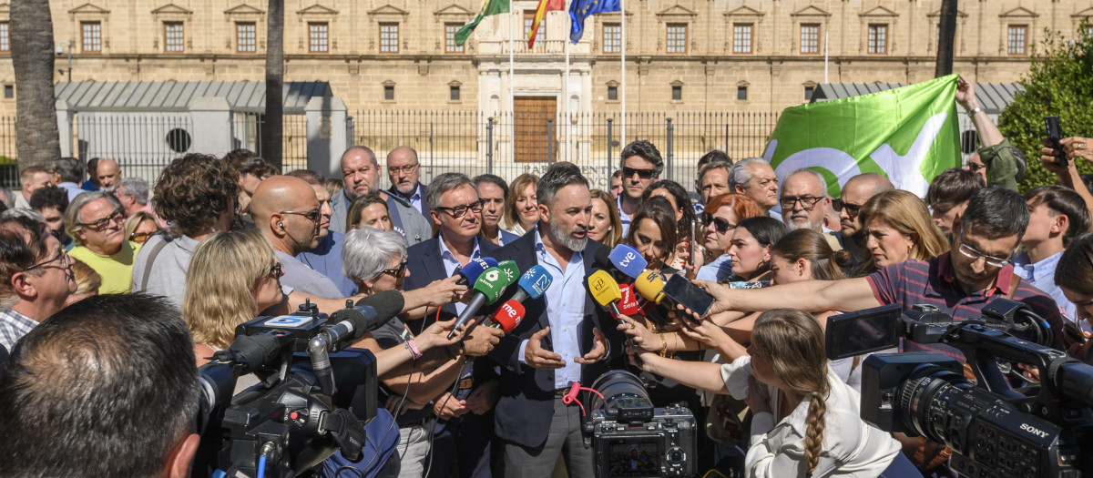 El líder de Vox, Santiago Abascal atiende a los medios de comunicación en la fachada principal del Parlamento de Andalucia en Sevilla este viernes. EFE/ Raúl Caro.