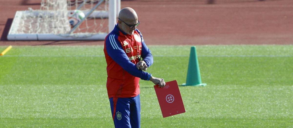 Luis de la Fuente, durante el entrenamiento del equipo en la Ciudad del Fútbol de Las Rozas, Madrid