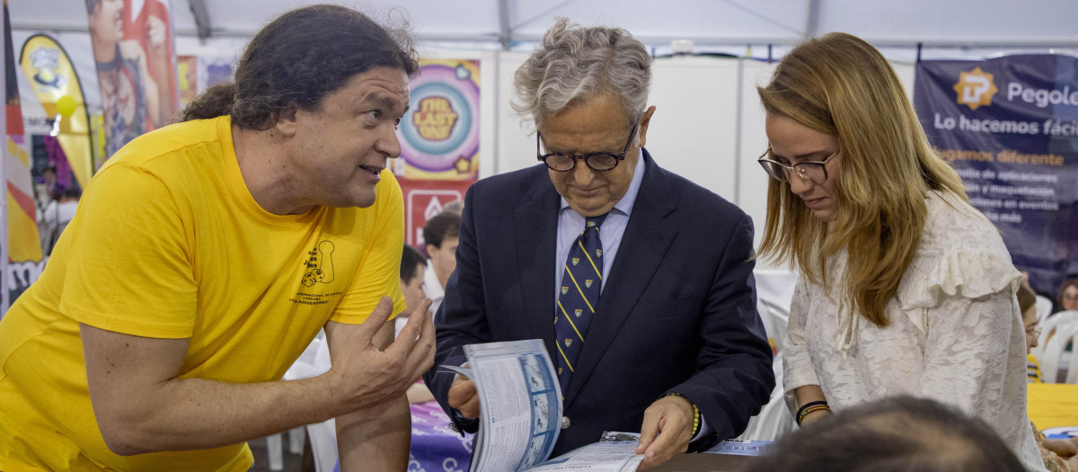 Salvador Fuentes atiende a las explicaciones de los organizadores