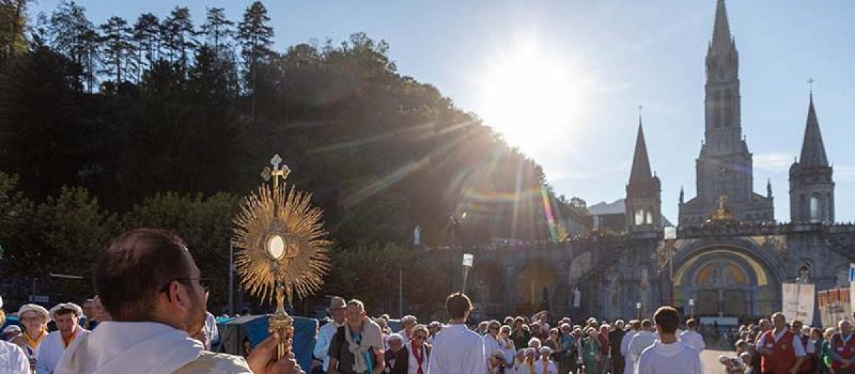 La procesión con la custodia durante la peregrinación del Rosario