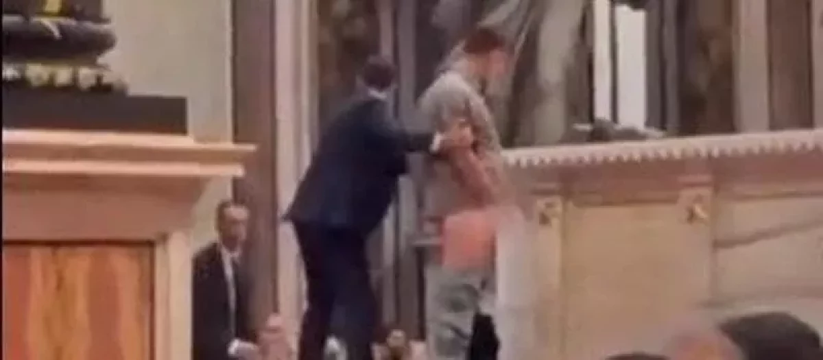 Un hombre se baja los pantalones y orina en el Altar de Confesión
