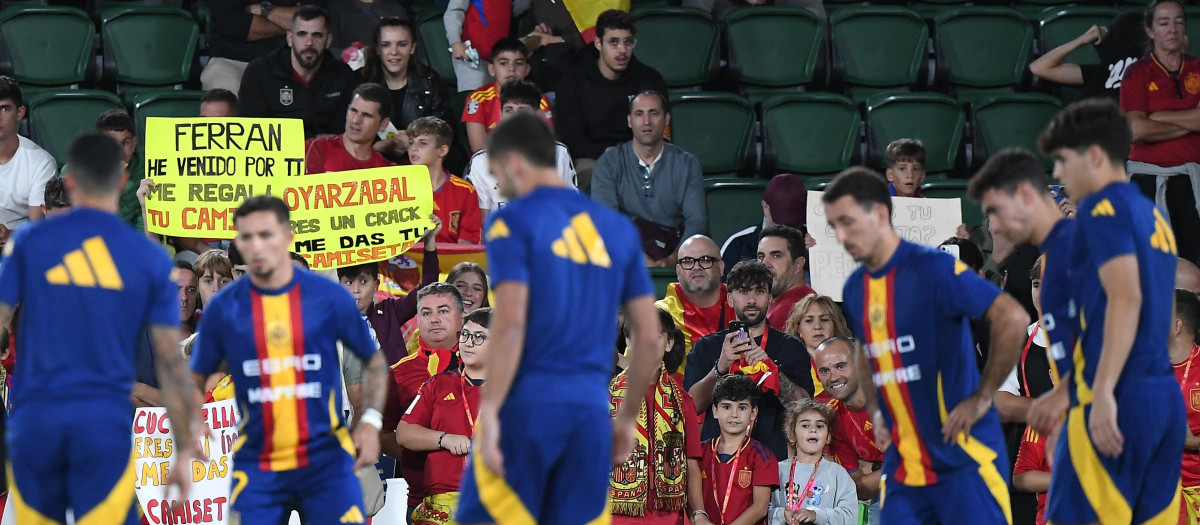 Los jugadores de la selección española calientan en el Martínez Valero