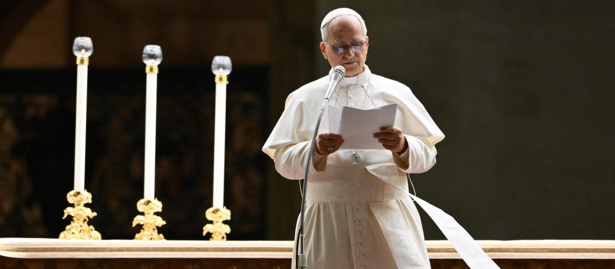 El Papa León XIV habla durante una Vigilia de Oración y Rosario por la Paz
