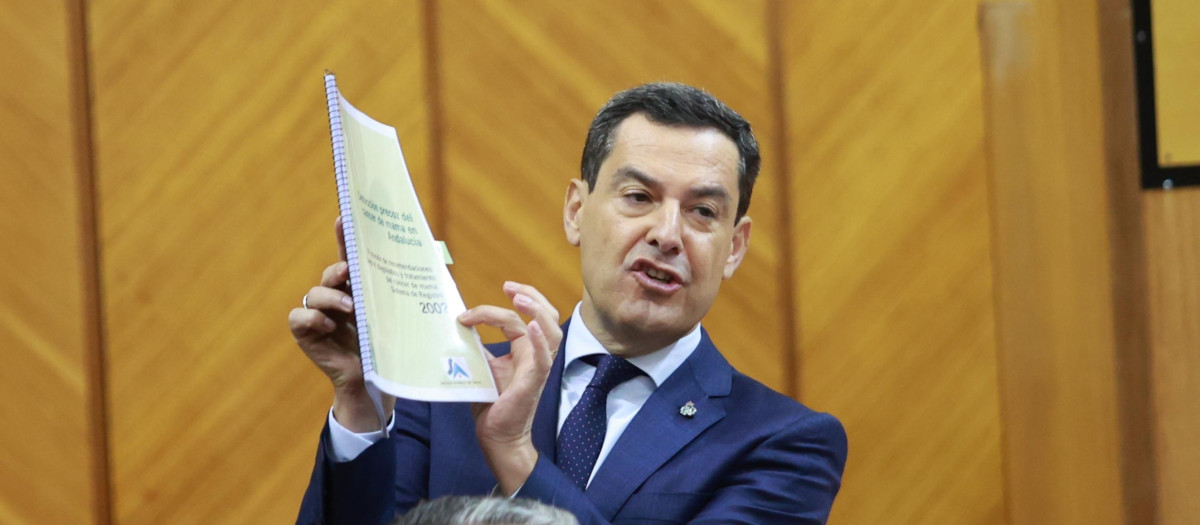 El presidente de la Junta, Juanma Moreno, da explicaciones en el Parlamento sobre los fallos en el cribado de cáncer de mama