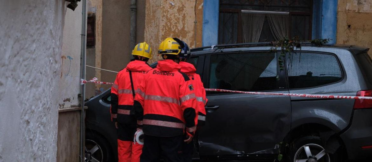 Bomberos, durante los trabajos de limpieza en Godall