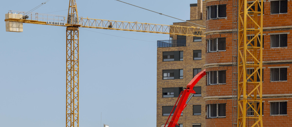 Vista general de obra nueva y en construcción de un edificio en Valencia