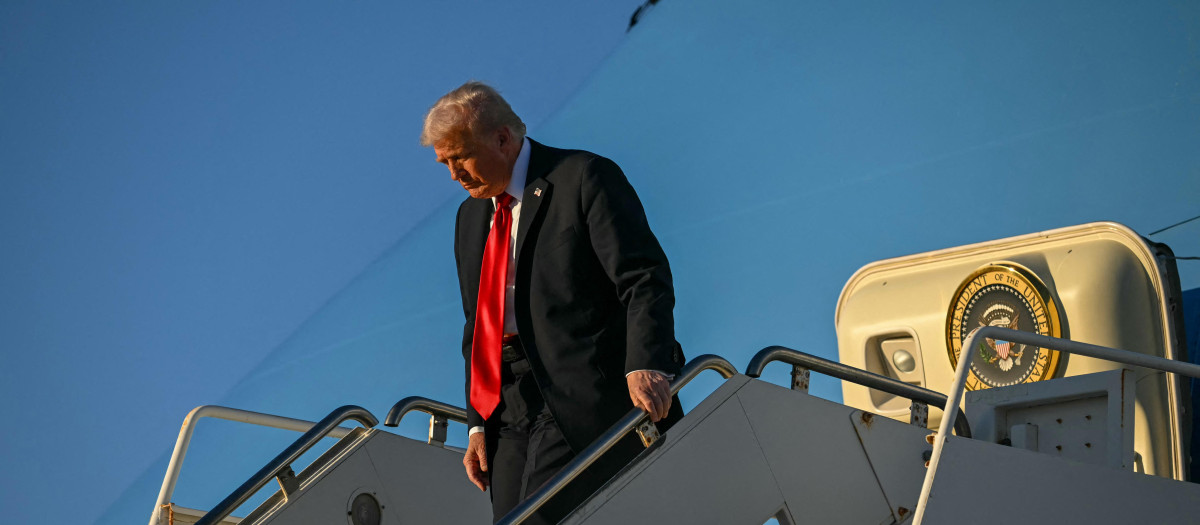 El presidente estadounidense, Donald Trump, desembarca del Air Force One a su llegada al Aeropuerto Internacional de Sharm el-Sheij