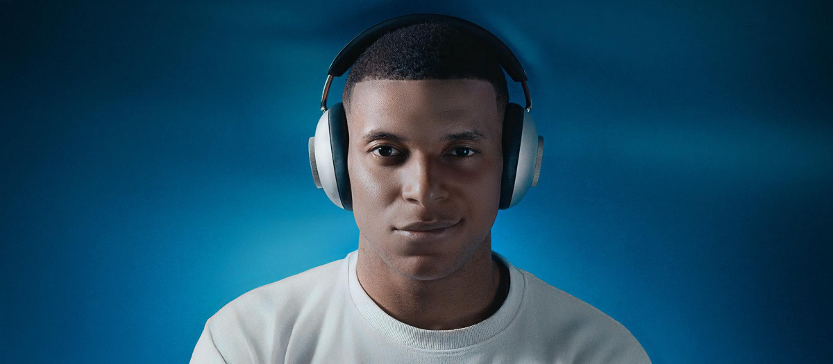 Kylian Mbappé con los auriculares Loewe leo