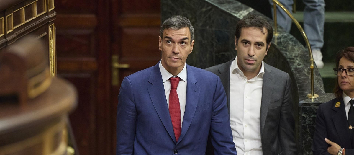 El presidente del Gobierno, Pedro Sánchez, y el ministro de Economía, Comercio y Empresa, Carlos Cuerpo, en el Congreso