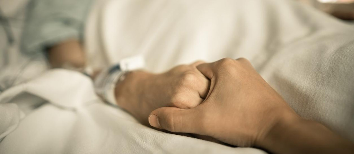 Imagen de recurso de una persona que recibe cuidados paliativos
