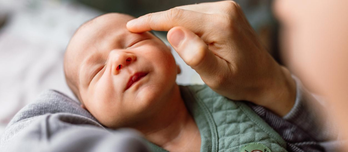 Bebé recién nacido con su mamá