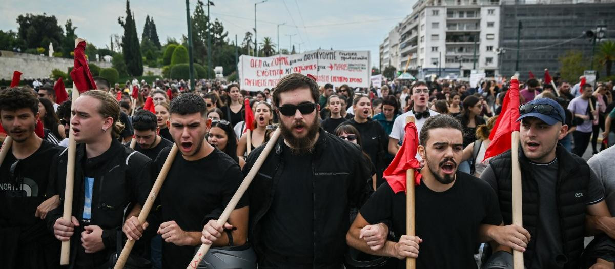 Manifestantes durante la huelga contra la jornada laboral de 13 horas en Grecia.