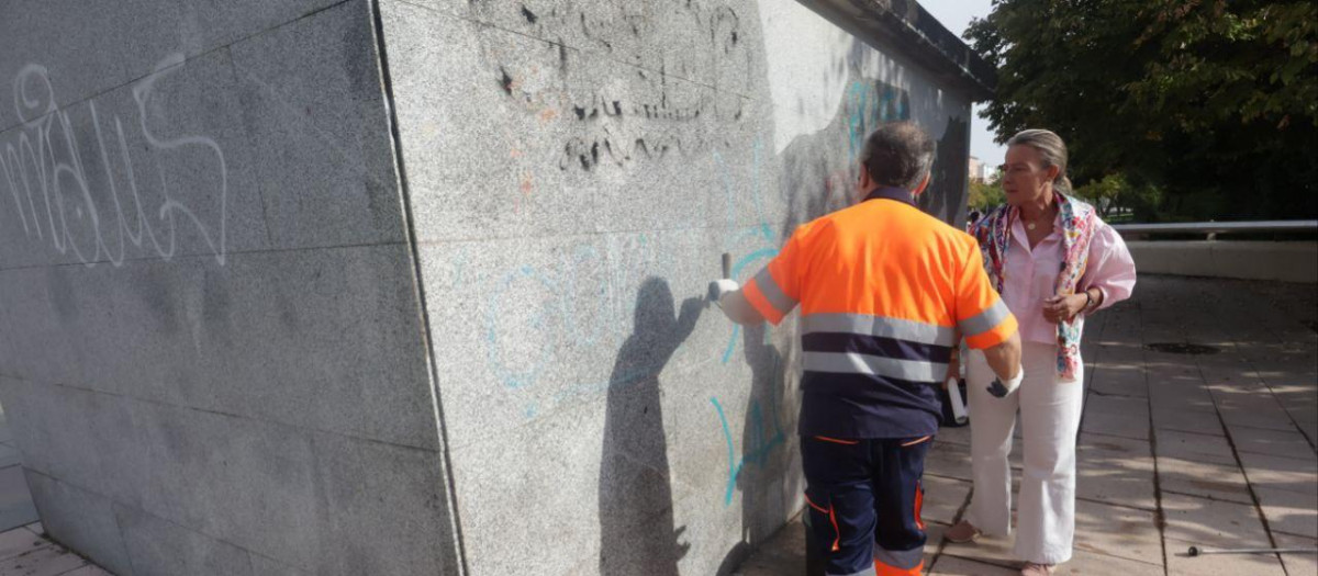 Isabel Albás, con uno de los operarios encargados de limpiar las pintadas