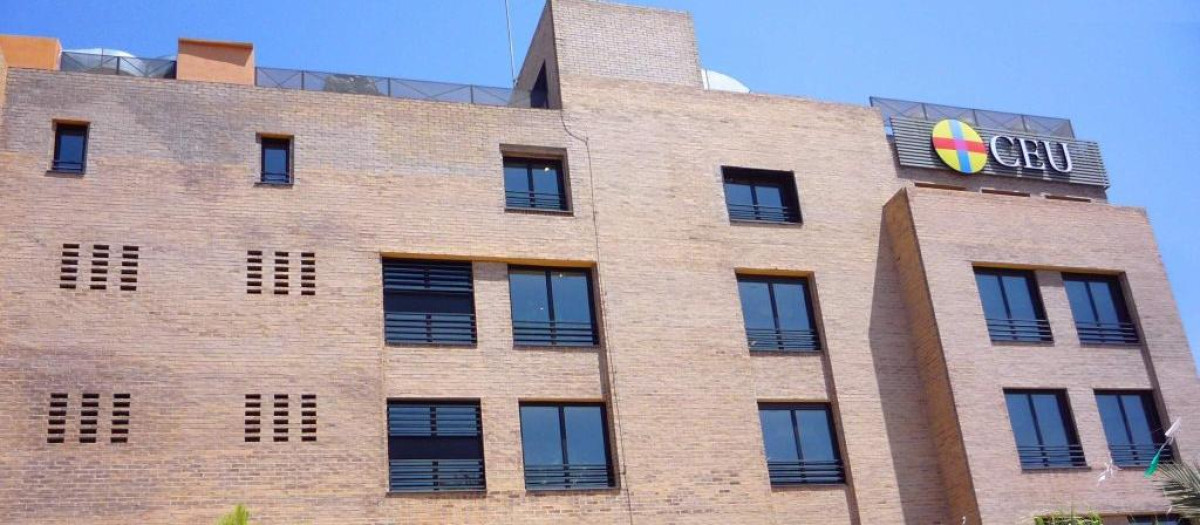 Imagen de la fachada de las instalaciones del CEU en Elche
