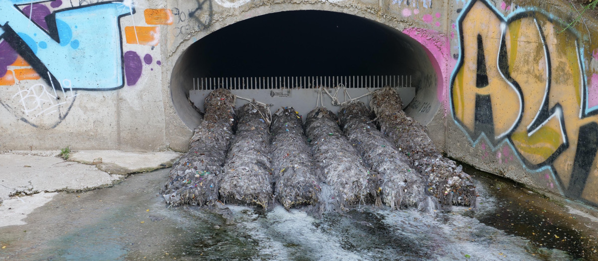 Unos 300 aliviaderos de la Comunidad de Madrid ya cuentan con mallas, cestas de nailon, rejas, rototamices y otros dispositivos encargados de frenar la contaminación