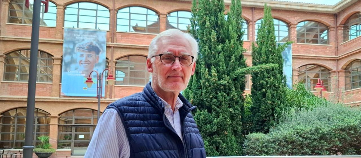 El escritor e investigador José Ramón Ayllón, en el claustro de la Universidad CEU Abat Oliba, en Barcelona