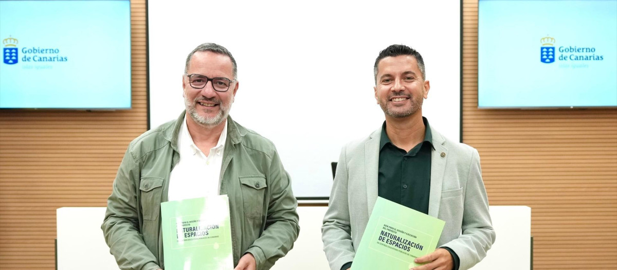El consejero de Educación del Gobierno de Canarias, Poli Suárez, y el director general de Infraestructuras, Iván Carro, en la presentación de un proyecto de renaturalización de centros escolares