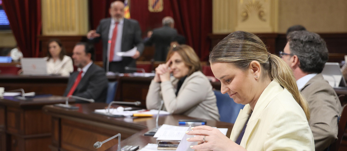 La presidenta de las Islas Baleares, Marga Prohens, en una sesión en el Parlamento