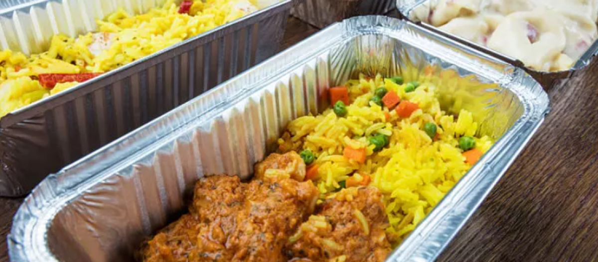 Imagen de archivo de recipientes con comida preparada