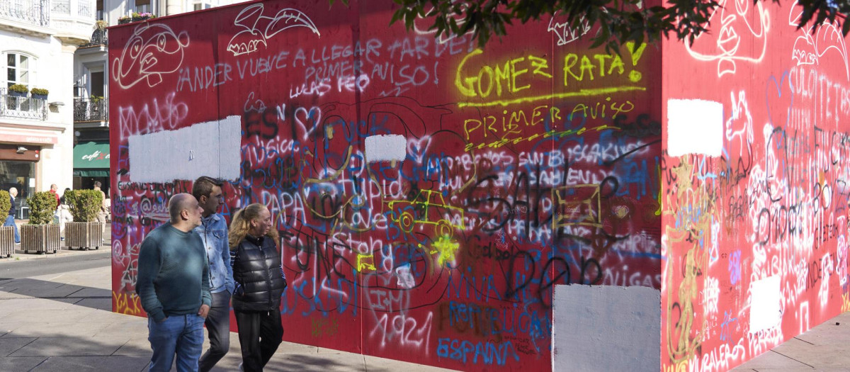El muro levantado en la plaza de la Virgen Blanca de Vitoria ha aparecido esta mañana lleno de pintadas