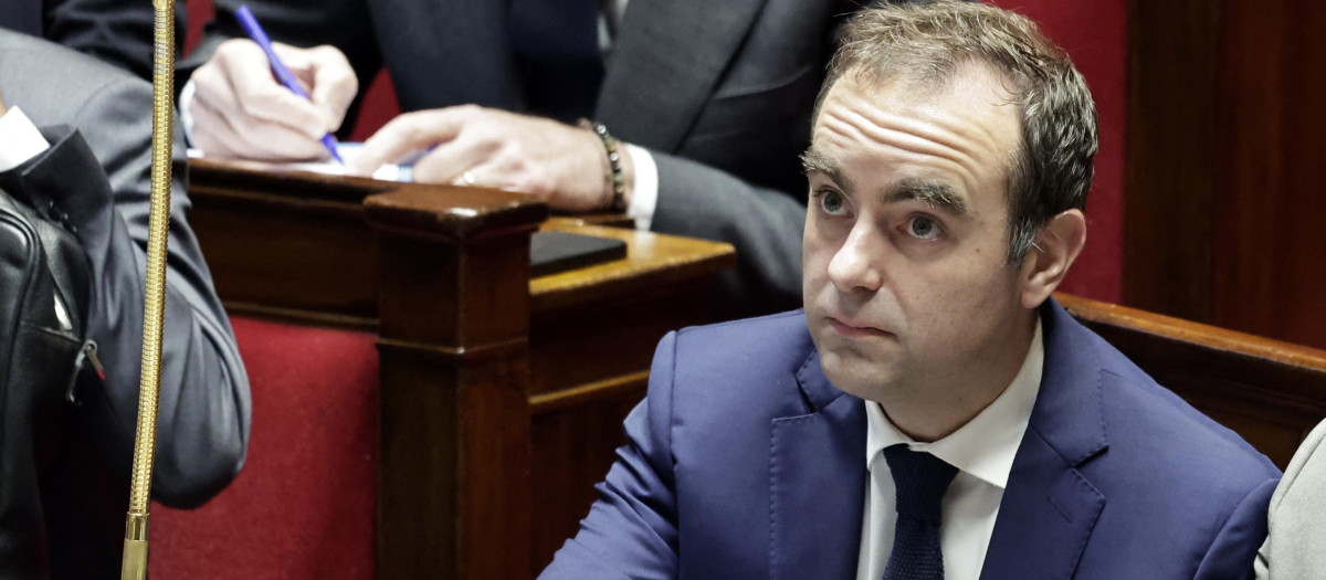 El primer ministro francés, Sébastien Lecornu, asiste al debate sobre la moción de censura contra su gobierno en la Asamblea Nacional de París