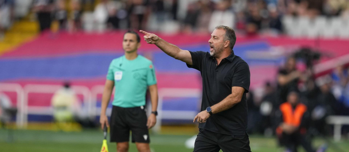 Hansi Flick, durante el partido ante el Girona