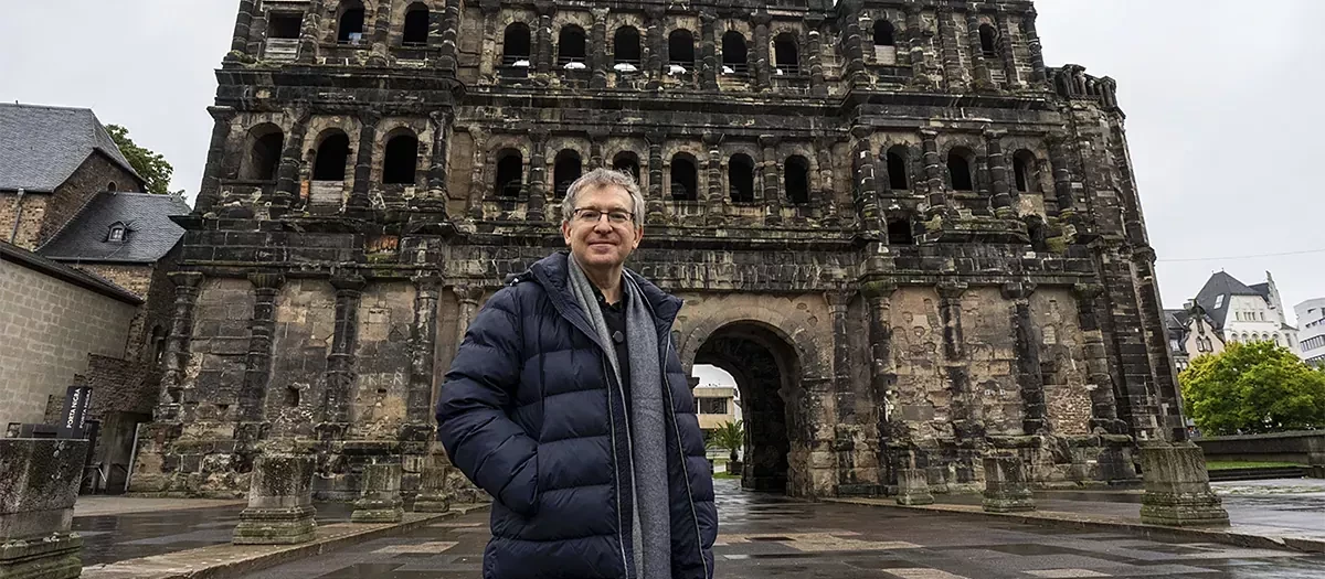 Santiago Posteguillo, ante la Porta Nigra, la puerta romana de las murallas de Tréveris