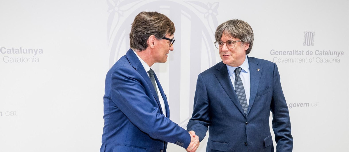 Salvador Illa saluda a Carles Puigdemont durante la reunión del pasado agosto en Bruselas.