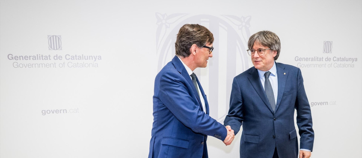 Salvador Illa saluda a Carles Puigdemont durante la reunión del pasado agosto en Bruselas.