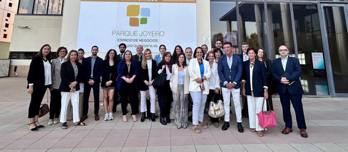 Representantes de las oficinas comerciales participantes en el encuentro