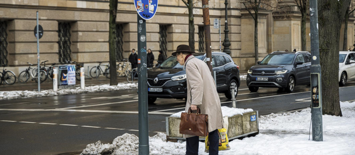 Un anciano pasea por Unter den Linden, en Berlin.