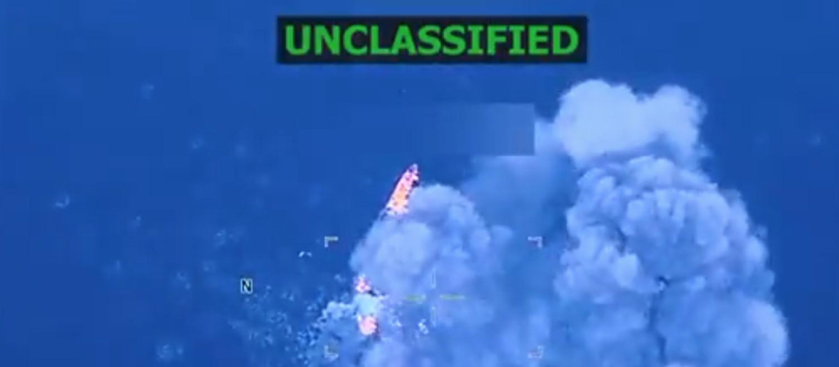 Captura de pantalla de un ataque estadounidense contra una narcolancha en el Caribe