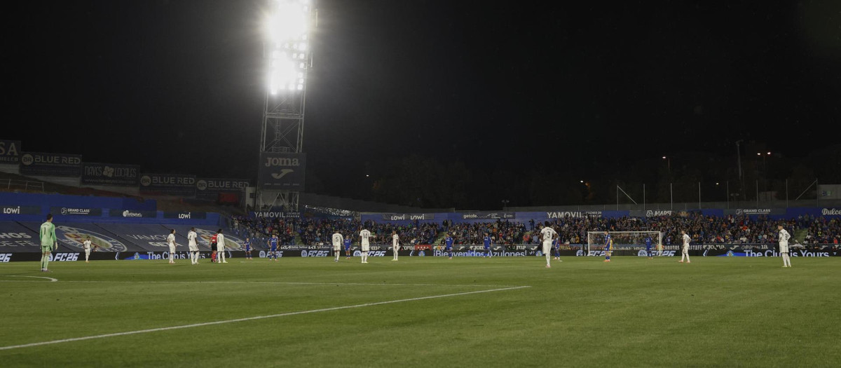 Los jugadores de ambos equipos realizan los segundos de parón en forma de protesta contra el partido en Miami este domingo