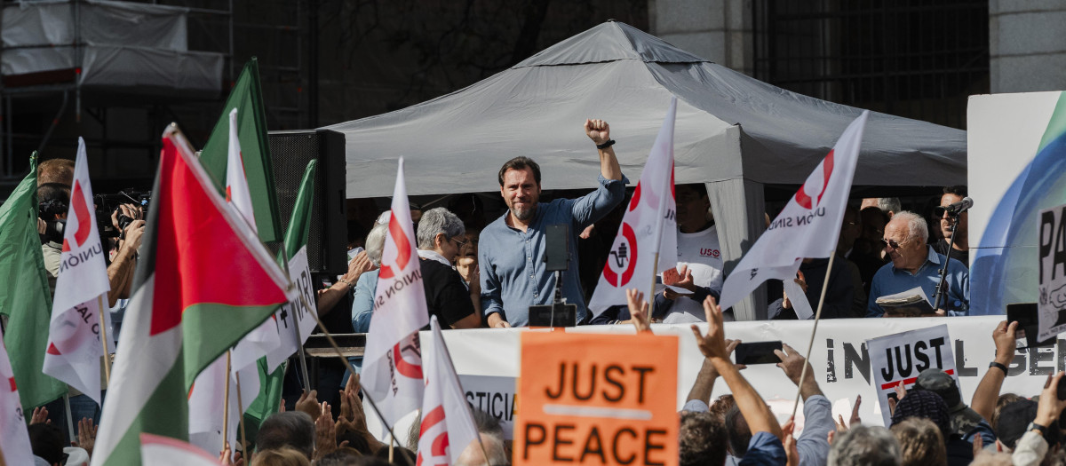 El ministro de Transportes, Óscar Puente, durante la manifestación ‘Por una paz justa’, a 19 de octubre de 2025, en Madrid