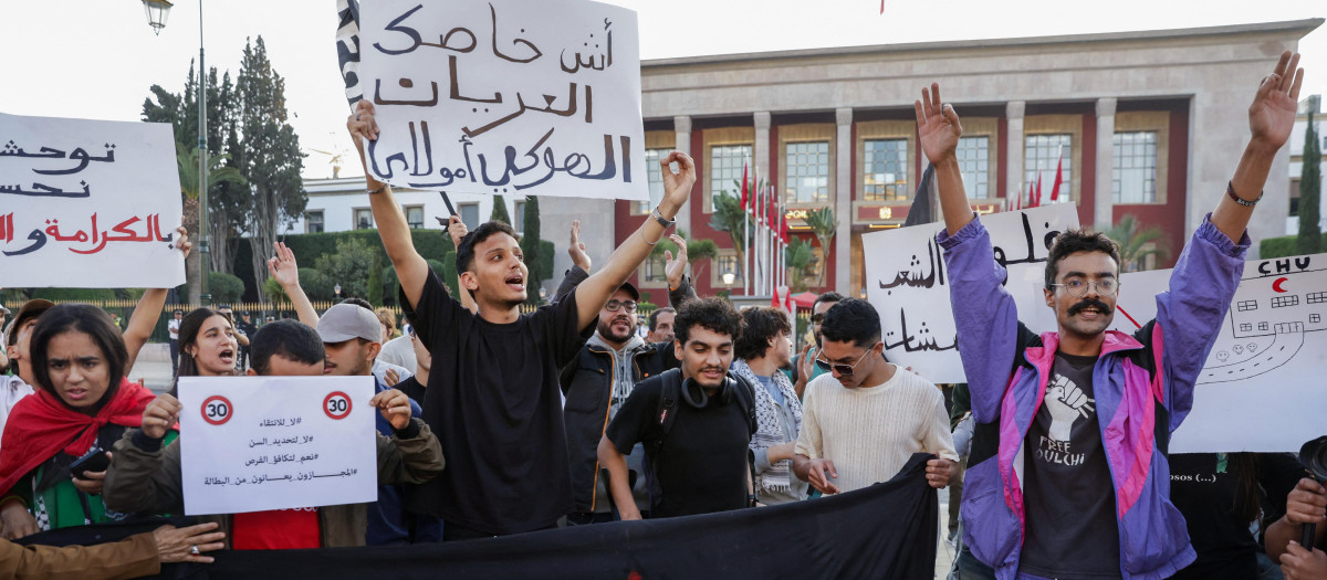 Jóvenes participan en una manifestación para exigir reformas en la sanidad pública y la educación frente al Parlamento en Rabat