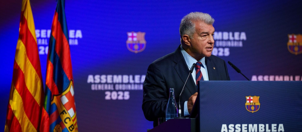 El presidente del FC Barcelona, Joan Laporta, durante la Asamblea General Ordinaria 2025 del club

REMITIDA / HANDOUT por FCB/GERMÁN PARGA
Fotografía remitida a medios de comunicación exclusivamente para ilustrar la noticia a la que hace referencia la imagen, y citando la procedencia de la imagen en la firma
19/10/2025